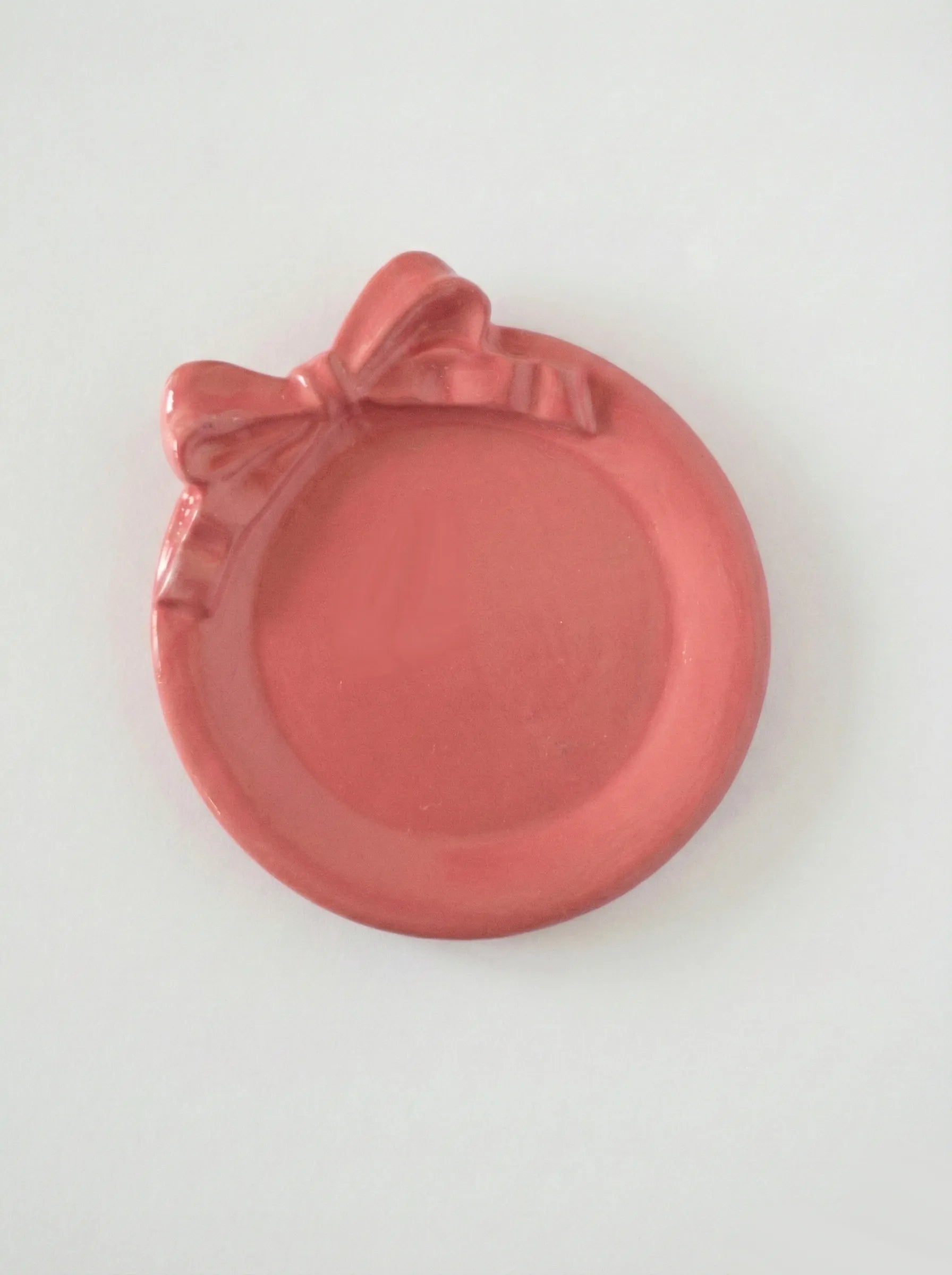 Pookie puff ashtray with a bow on a white background